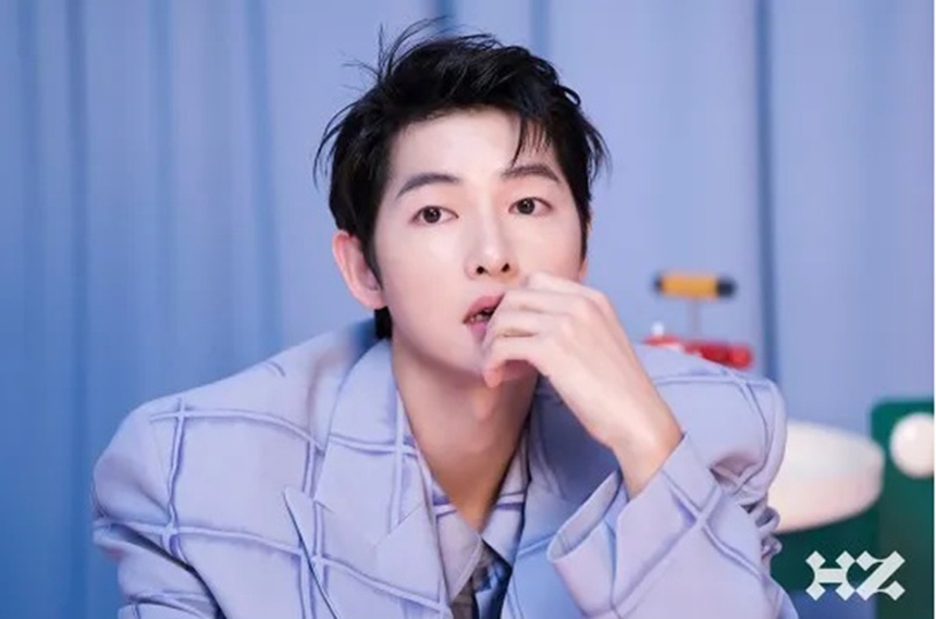 Song Joong Ki khiến fan 'nhức mắt' khi lần đầu diện crop top trên tạp chí - Ảnh 1. Song Joong Ki khiến fan 'nhức mắt' khi lần đầu diện crop top trên tạp chí - Ảnh 1.