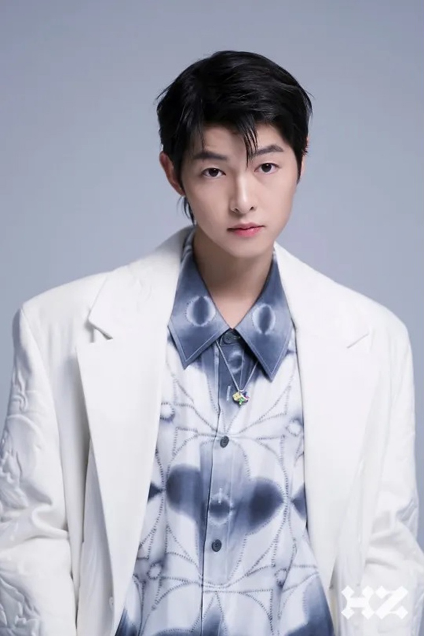 Song Joong Ki khiến fan 'nhức mắt' khi lần đầu diện crop top trên tạp chí - Ảnh 4. Song Joong Ki khiến fan 'nhức mắt' khi lần đầu diện crop top trên tạp chí - Ảnh 4.