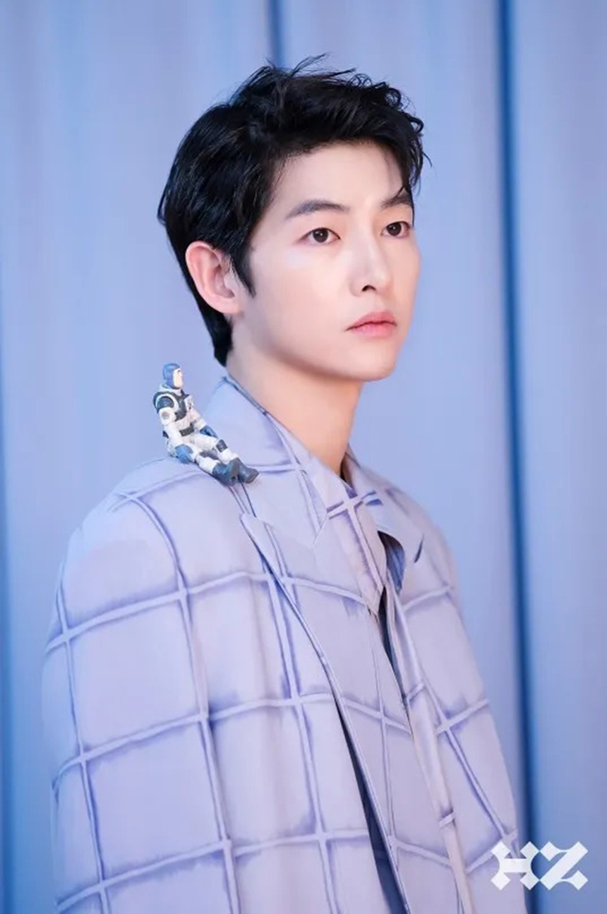 Song Joong Ki khiến fan 'nhức mắt' khi lần đầu diện crop top trên tạp chí - Ảnh 5. Song Joong Ki khiến fan 'nhức mắt' khi lần đầu diện crop top trên tạp chí - Ảnh 5.