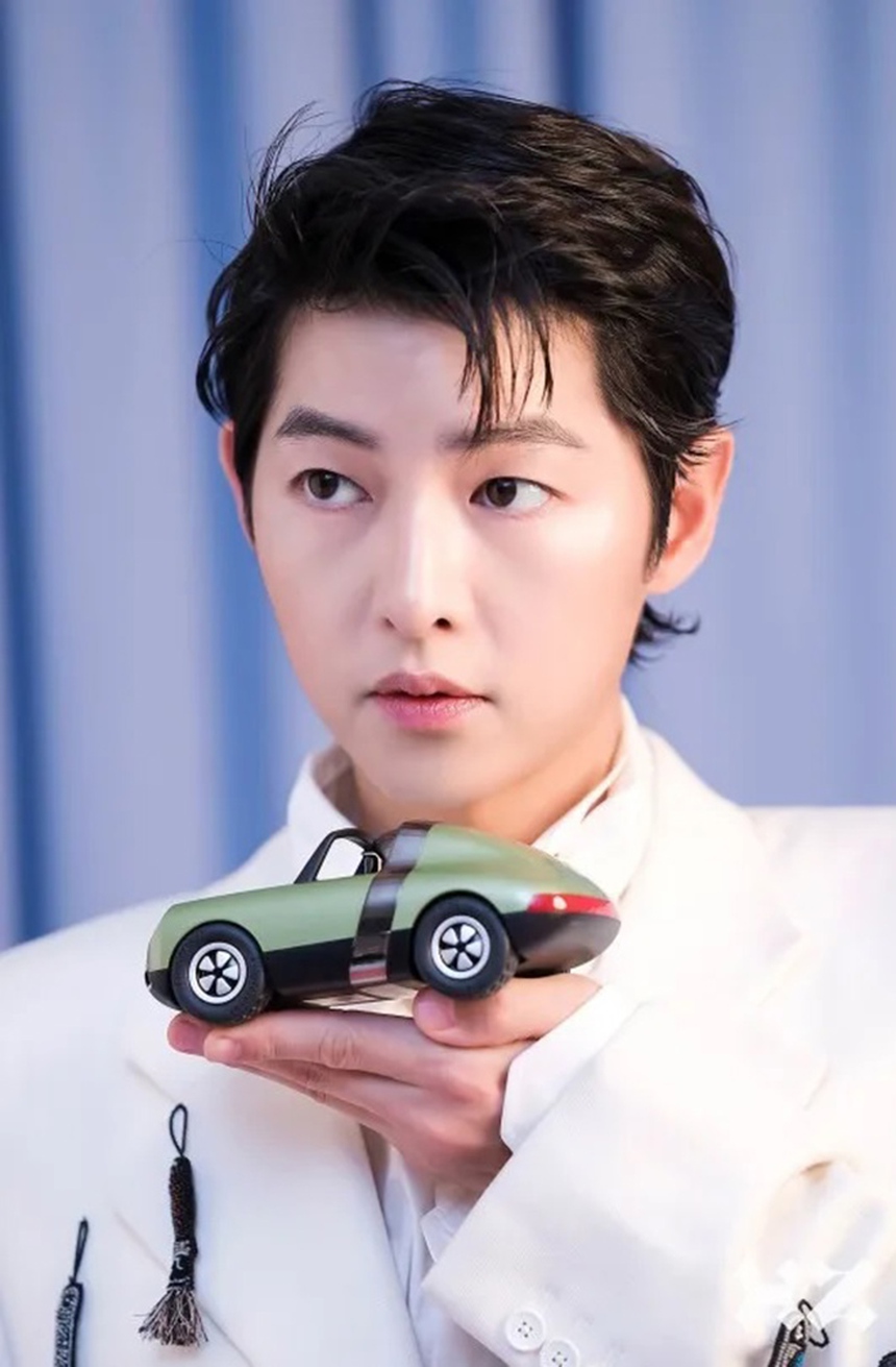 Song Joong Ki khiến fan 'nhức mắt' khi lần đầu diện crop top trên tạp chí - Ảnh 6. Song Joong Ki khiến fan 'nhức mắt' khi lần đầu diện crop top trên tạp chí - Ảnh 6.