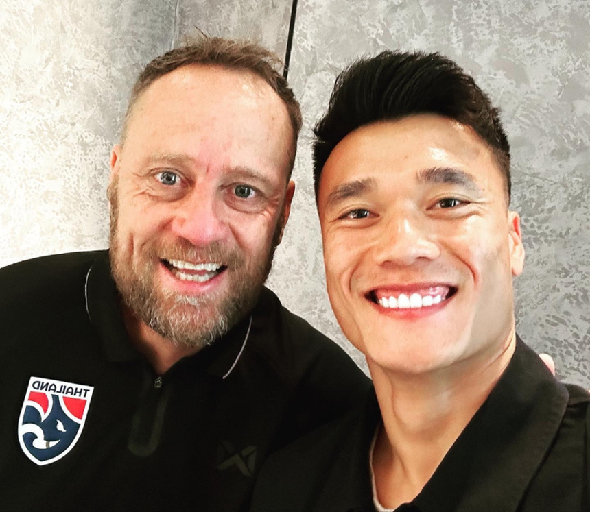 Bùi Tiến Dũng chụp ảnh lưu niệm cùng HLV Polking trong ngày tái ngộ tại Hà Nội. Ảnh: Facebook Dũng Bùi Tiến