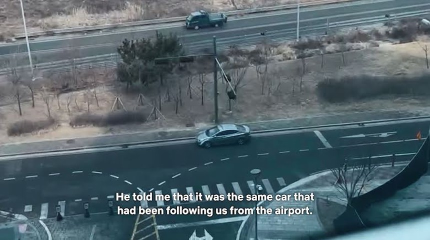 Còn gì điên rồ hơn phim Hàn về giáo phái hot nhất lúc này: Kẻ ác vẫn nhởn nhơ, đạo diễn đòi hi sinh tính mạng gia đình để làm phần 2? - Ảnh 5. Còn gì điên rồ hơn phim Hàn về giáo phái hot nhất lúc này: Kẻ ác vẫn nhởn nhơ, đạo diễn đòi hi sinh tính mạng gia đình để làm phần 2? - Ảnh 5.