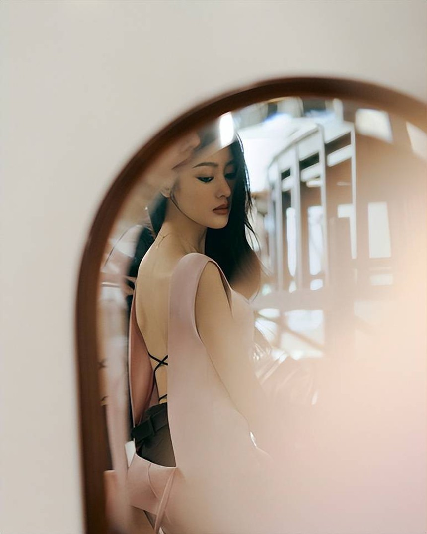 Mãn nhãn trước tấm lưng 'xương cánh bướm' của dàn mỹ nhân Hoa ngữ: Địch Lệ Nhiệt Ba có phải xuất sắc nhất? - Ảnh 12. Mãn nhãn trước tấm lưng 'xương cánh bướm' của dàn mỹ nhân Hoa ngữ: Địch Lệ Nhiệt Ba có phải xuất sắc nhất? - Ảnh 12.