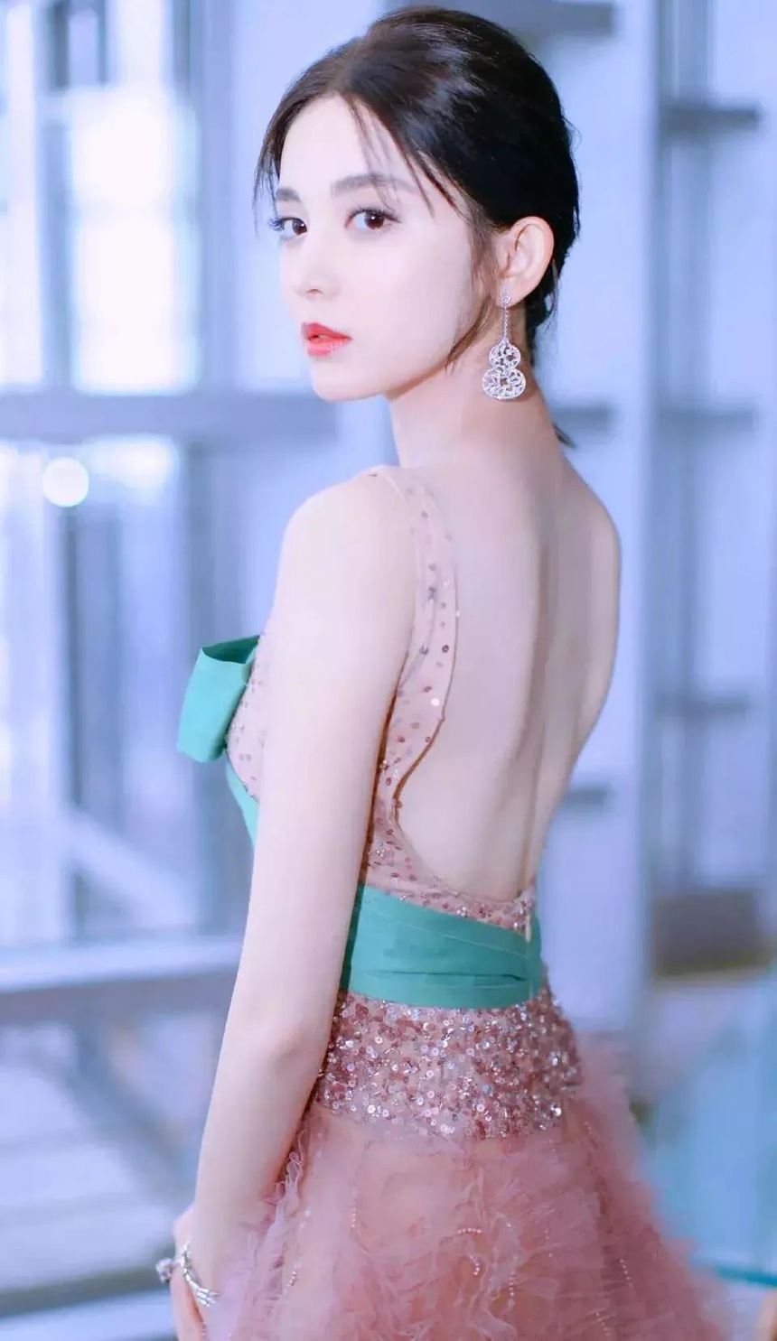 Mãn nhãn trước tấm lưng 'xương cánh bướm' của dàn mỹ nhân Hoa ngữ: Địch Lệ Nhiệt Ba có phải xuất sắc nhất? - Ảnh 7. Mãn nhãn trước tấm lưng 'xương cánh bướm' của dàn mỹ nhân Hoa ngữ: Địch Lệ Nhiệt Ba có phải xuất sắc nhất? - Ảnh 7.