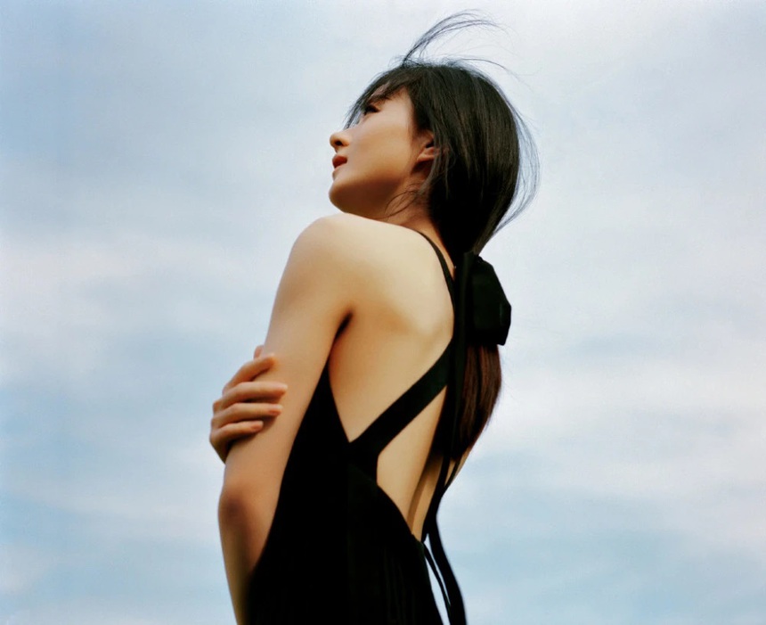 Mãn nhãn trước tấm lưng 'xương cánh bướm' của dàn mỹ nhân Hoa ngữ: Địch Lệ Nhiệt Ba có phải xuất sắc nhất? - Ảnh 3. Mãn nhãn trước tấm lưng 'xương cánh bướm' của dàn mỹ nhân Hoa ngữ: Địch Lệ Nhiệt Ba có phải xuất sắc nhất? - Ảnh 3.