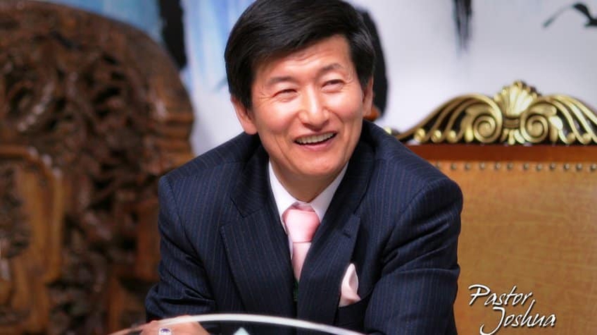 Còn gì điên rồ hơn phim Hàn về giáo phái hot nhất lúc này: Kẻ ác vẫn nhởn nhơ, đạo diễn đòi hi sinh tính mạng gia đình để làm phần 2? - Ảnh 3. Còn gì điên rồ hơn phim Hàn về giáo phái hot nhất lúc này: Kẻ ác vẫn nhởn nhơ, đạo diễn đòi hi sinh tính mạng gia đình để làm phần 2? - Ảnh 3.