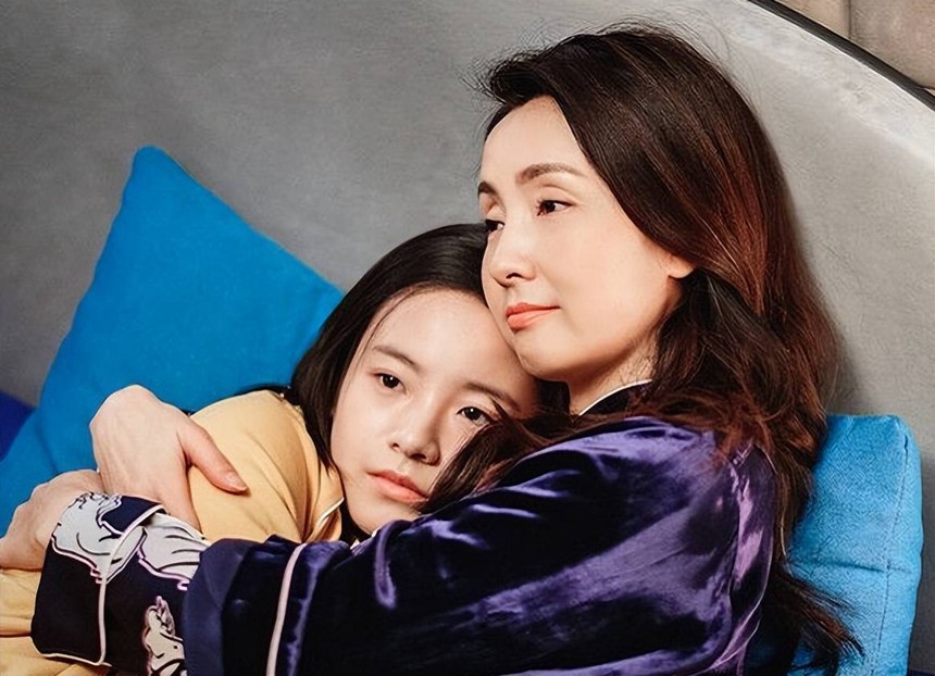 Xôn xao cô gái 28 tuổi xin mua đôi giày 700k nhưng bố mẹ không cho liền quỳ xuống dập đầu, khóc lóc: "Bố mẹ giữ hết tiền của con rồi còn đâu!" - Ảnh 3.