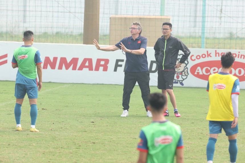 Bóng đá Việt Nam ngày 10/3: HLV Troussier mang tới sự thoải mái cho tuyển Việt Nam - Ảnh 1.