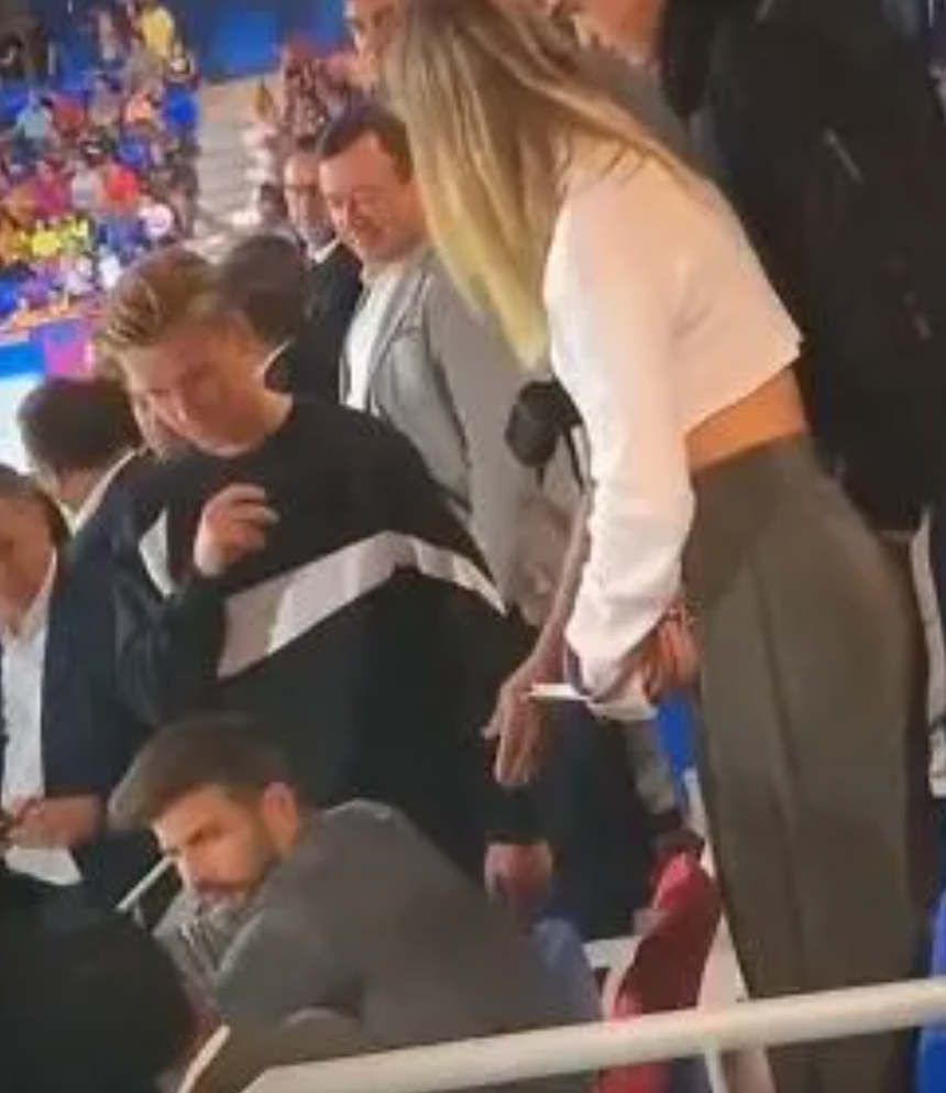 Pique gây sốc với hành động 'thiếu tôn trọng' với bạn gái của đồng đội - Ảnh 2. Pique gây sốc với hành động 'thiếu tôn trọng' với bạn gái của đồng đội - Ảnh 2.