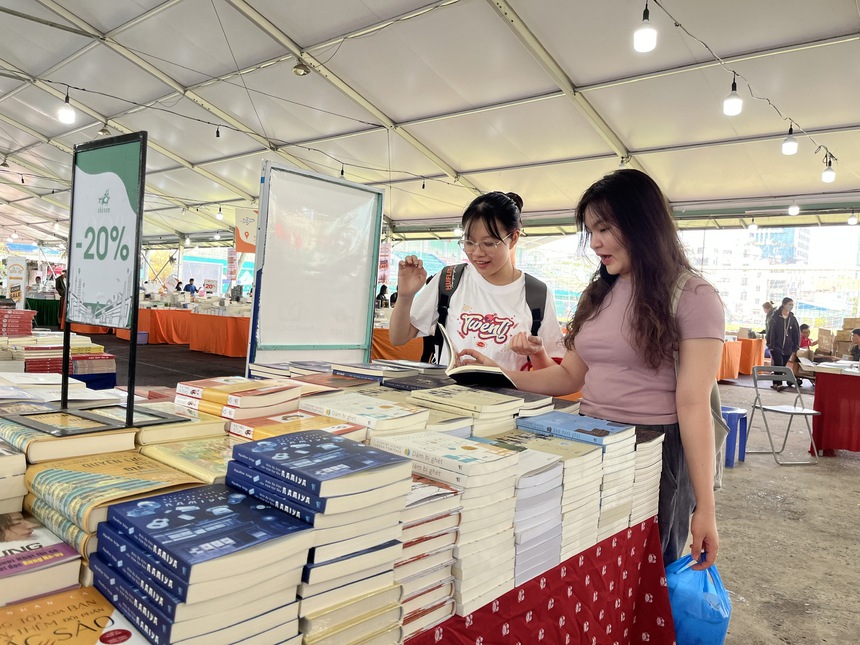 Hội sách xuyên Việt lần 6: Tăng ưu đãi cho bạn đọc, không tổ chức giao lưu - Ảnh 2.