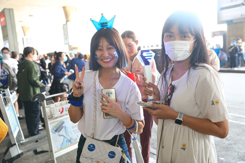 Shindong - Eunhyuk (Super Junior) đổ bộ Tân Sơn Nhất, gây sốt khi chào hỏi fan sau 4 năm không gặp - Ảnh 9.