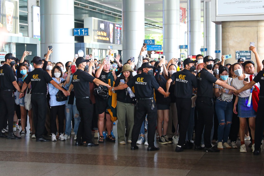 Shindong - Eunhyuk (Super Junior) đổ bộ Tân Sơn Nhất, gây sốt khi chào hỏi fan sau 4 năm không gặp - Ảnh 6.