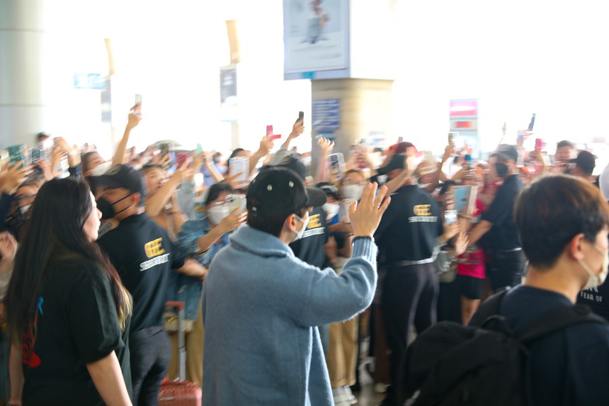 Shindong - Eunhyuk (Super Junior) đổ bộ Tân Sơn Nhất, gây sốt khi chào hỏi fan sau 4 năm không gặp - Ảnh 5.