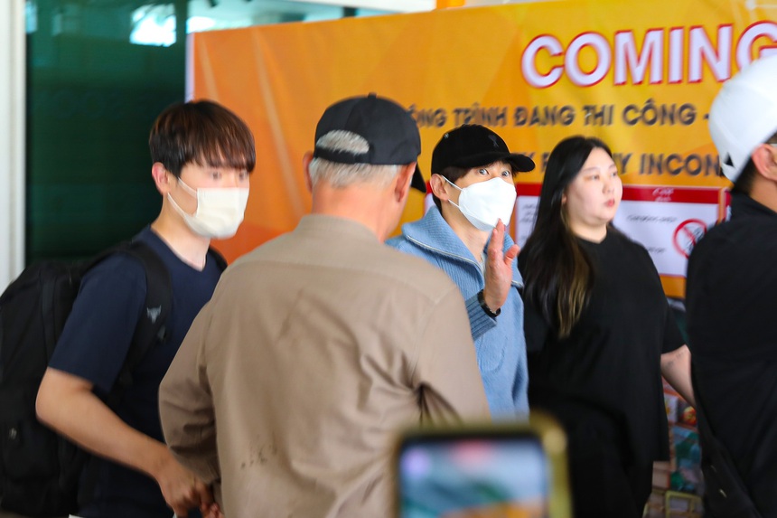 Shindong - Eunhyuk (Super Junior) đổ bộ Tân Sơn Nhất, gây sốt khi chào hỏi fan sau 4 năm không gặp - Ảnh 3.