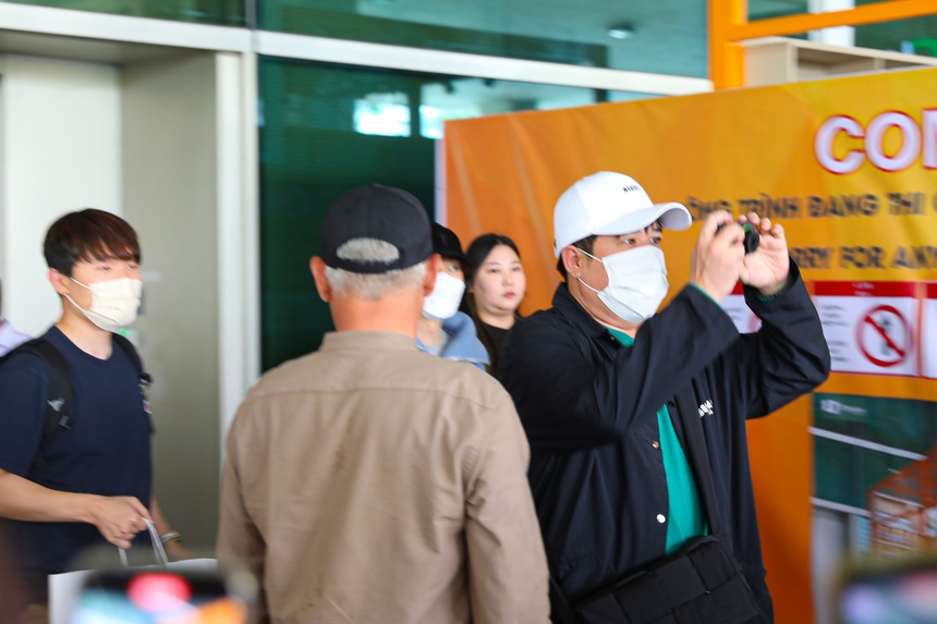 Shindong - Eunhyuk (Super Junior) đổ bộ Tân Sơn Nhất, gây sốt khi chào hỏi fan sau 4 năm không gặp - Ảnh 4.