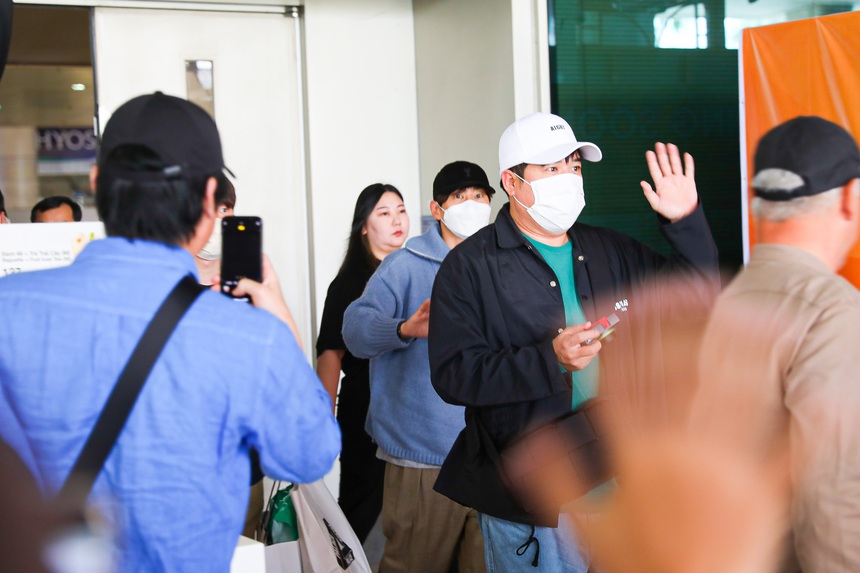 Shindong - Eunhyuk (Super Junior) đổ bộ Tân Sơn Nhất, gây sốt khi chào hỏi fan sau 4 năm không gặp - Ảnh 2.