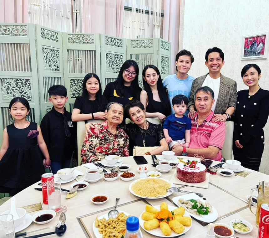 Khoe quà tặng vợ 8/3 muộn, đại gia Minh Nhựa để lộ mối quan hệ giữa vợ 2 và con riêng, có bất hòa như đồn đại? - Ảnh 3.