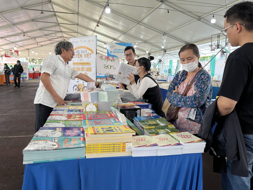 Hội sách xuyên Việt lần 6: Tăng ưu đãi cho bạn đọc, không tổ chức giao lưu - Ảnh 4.