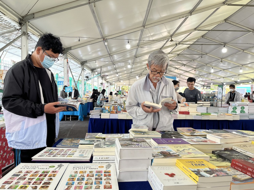 Hội sách xuyên Việt lần 6: Tăng ưu đãi cho bạn đọc, không tổ chức giao lưu - Ảnh 5.