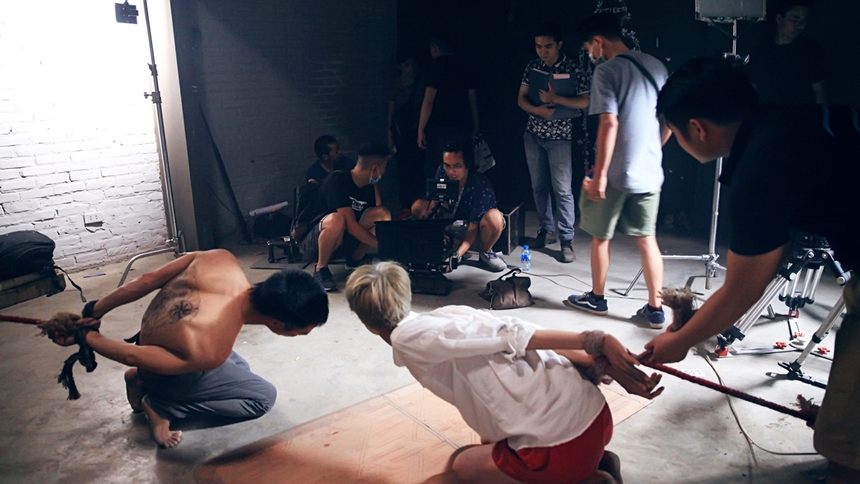 "Thành phố ngủ gật" gắn mác 18+: Đạo diễn cũng không tin nổi phim qua cửa kiểm duyệt - Ảnh 4.