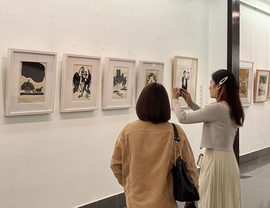 Ngắm nhìn 60 năm 'khắc chân trời' của cố họa sĩ Vũ Duy Nghĩa - Ảnh 1. Ngắm nhìn 60 năm 'khắc chân trời' của cố họa sĩ Vũ Duy Nghĩa - Ảnh 1.