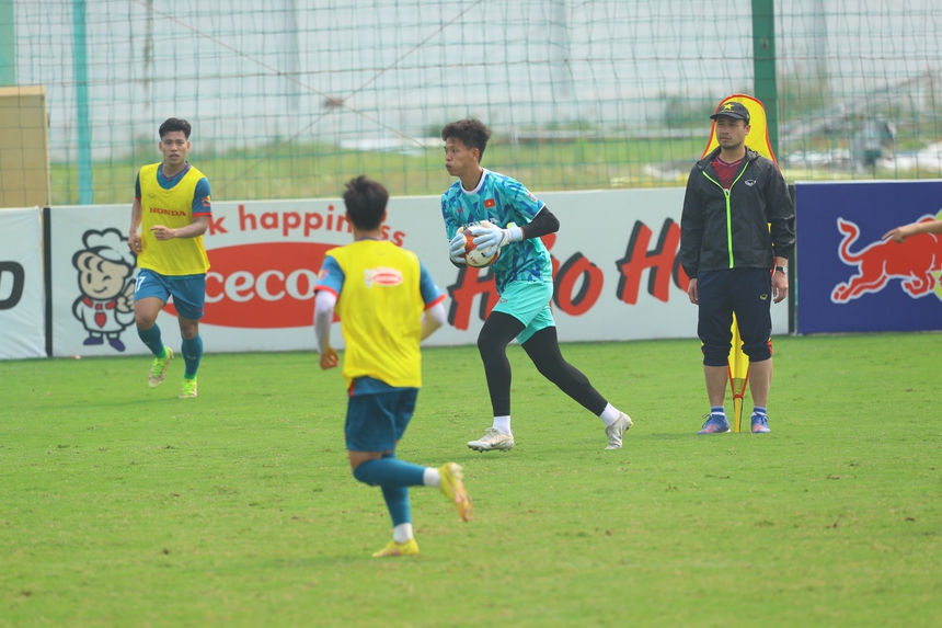 HLV Troussier không hài lòng, bắt lỗi ham chuyền dài của đội tuyển Việt Nam - Ảnh 4. HLV Troussier không hài lòng, bắt lỗi ham chuyền dài của đội tuyển Việt Nam - Ảnh 4.