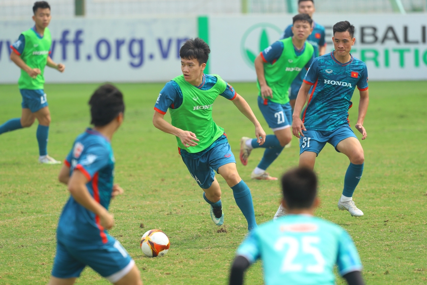 HLV Troussier không hài lòng, bắt lỗi ham chuyền dài của đội tuyển Việt Nam - Ảnh 3. HLV Troussier không hài lòng, bắt lỗi ham chuyền dài của đội tuyển Việt Nam - Ảnh 3.