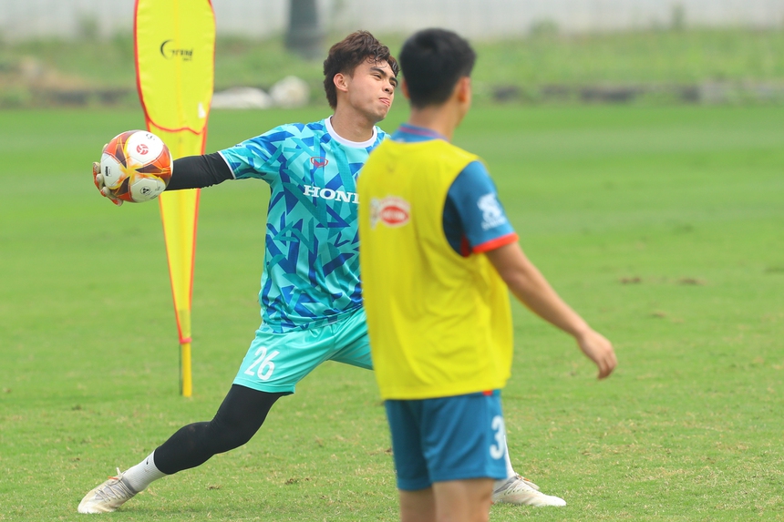 HLV Troussier không hài lòng, bắt lỗi ham chuyền dài của đội tuyển Việt Nam - Ảnh 7. HLV Troussier không hài lòng, bắt lỗi ham chuyền dài của đội tuyển Việt Nam - Ảnh 7.