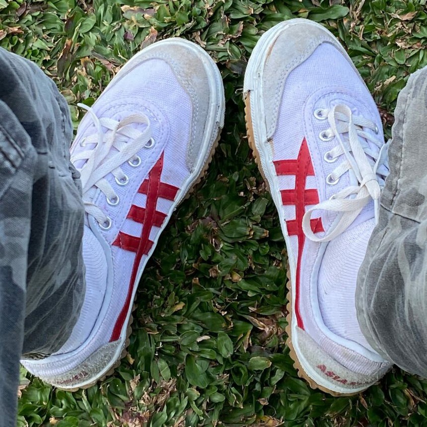 Đôi giày quốc dân của Việt Nam hot trở lại sau 23 năm: Viral rần rần trên TikTok, nhờ Hieuthuhai mà 'cháy hàng' diện rộng - Ảnh 11.