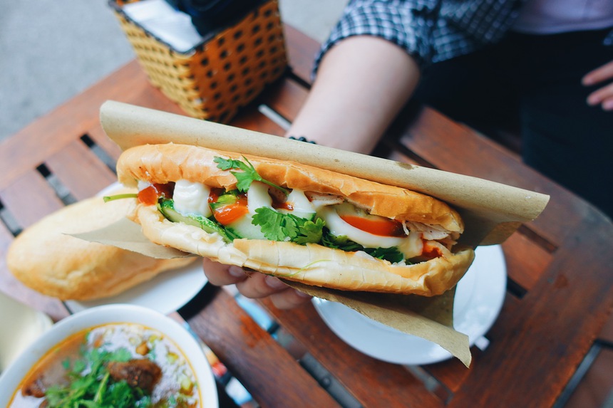 "Đột nhập" hàng bánh mì của mẹ Phúc Du: Hoá ra đoạn lời "con trai bà bán bánh mì" là có thật? - Ảnh 3.