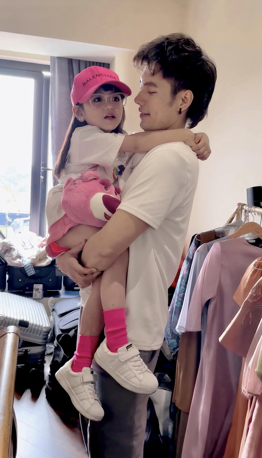 “Đừng làm mẹ cáu” đã hết nhưng Nhan Phúc Vinh vẫn cực thân thiết với diễn viên này, mối quan hệ giống hệt trong phim  - Ảnh 2.