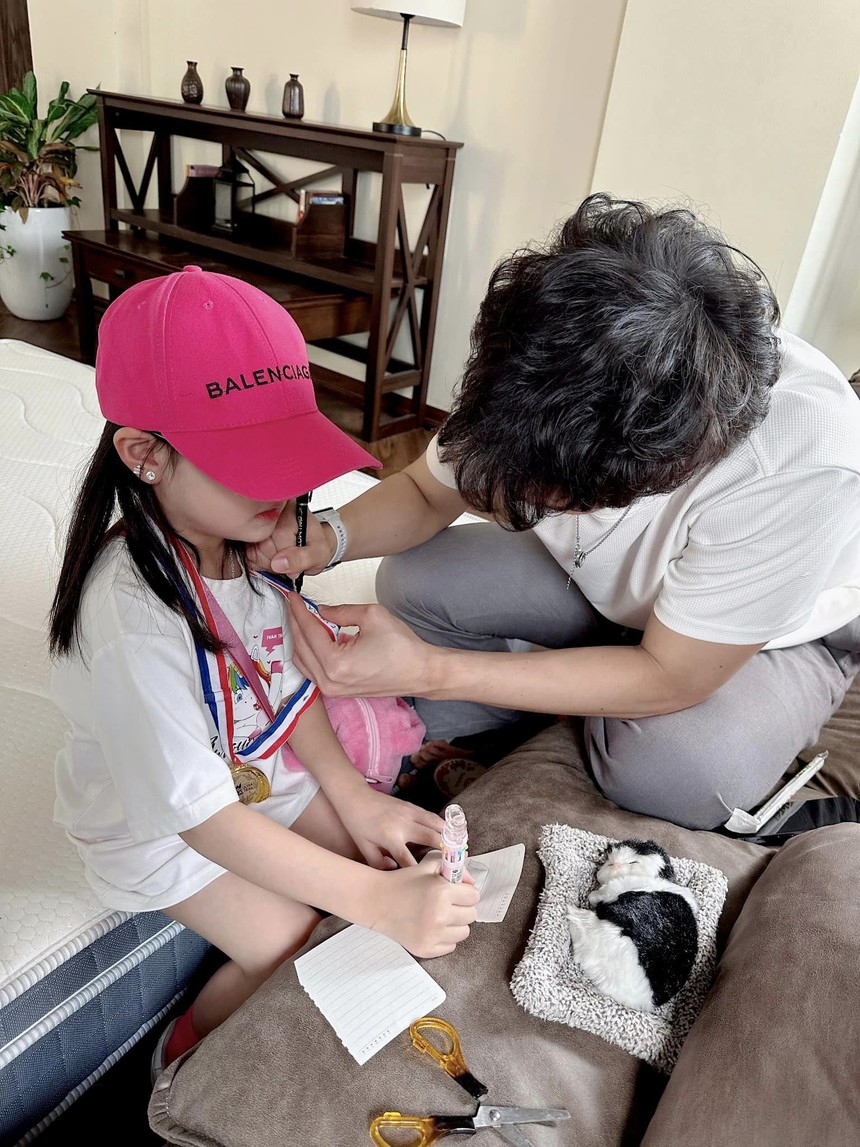 “Đừng làm mẹ cáu” đã hết nhưng Nhan Phúc Vinh vẫn cực thân thiết với diễn viên này, mối quan hệ giống hệt trong phim  - Ảnh 3.