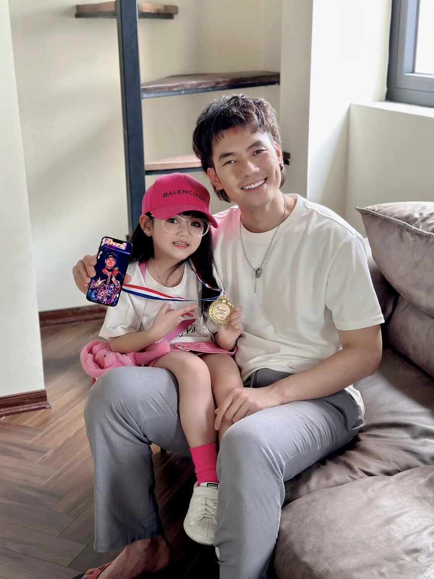 “Đừng làm mẹ cáu” đã hết nhưng Nhan Phúc Vinh vẫn cực thân thiết với diễn viên này, mối quan hệ giống hệt trong phim  - Ảnh 4.