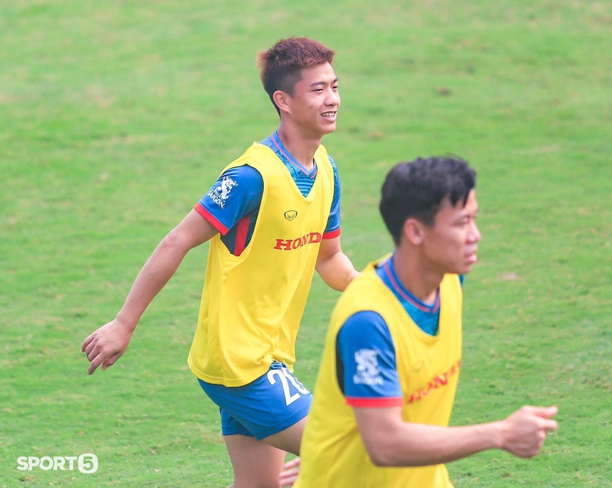 Phan Văn Đức ghen vì vợ mặc đẹp đi chơi - Ảnh 3. Phan Văn Đức ghen vì vợ mặc đẹp đi chơi - Ảnh 3.