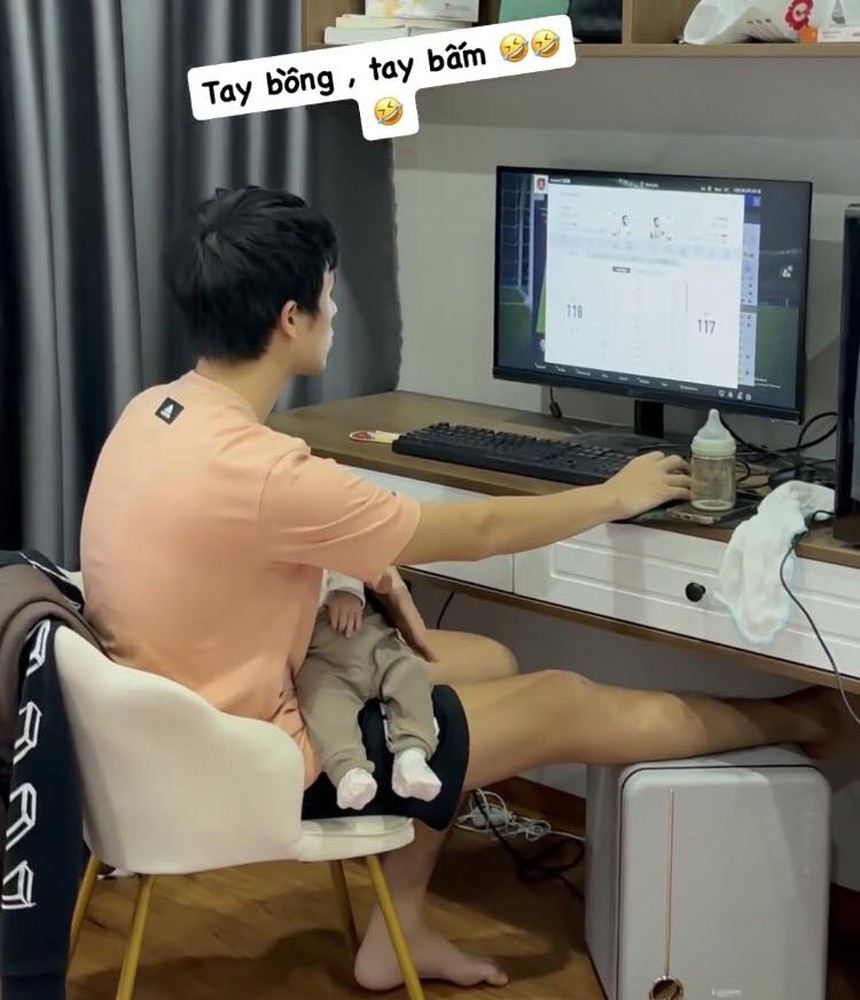 Cuộc sống của hội cầu thủ 'bỉm sữa': Thành Chung, Đình Trọng vừa bế con vừa chơi game - Ảnh 2.