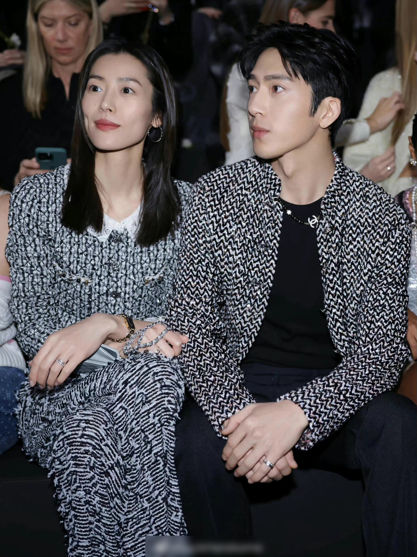 Loạt "hint" tình cảm tại cùng show Fashion Week: Lần đầu 1 cặp sao hạng A công khai sóng đôi, Jennie lồ lộ vụ hẹn hò V (BTS) vì... Park Seo Joon? - Ảnh 1. Loạt "hint" tình cảm tại cùng show Fashion Week: Lần đầu 1 cặp sao hạng A công khai sóng đôi, Jennie lồ lộ vụ hẹn hò V (BTS) vì... Park Seo Joon? - Ảnh 1.