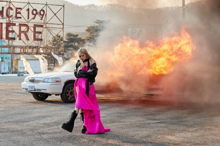 Thành tích nhạc số tụt dốc, TWICE giờ còn bị tố 'copy' đối thủ 1 thời BLACKPINK trong MV mới? - Ảnh 9. Thành tích nhạc số tụt dốc, TWICE giờ còn bị tố 'copy' đối thủ 1 thời BLACKPINK trong MV mới? - Ảnh 9.