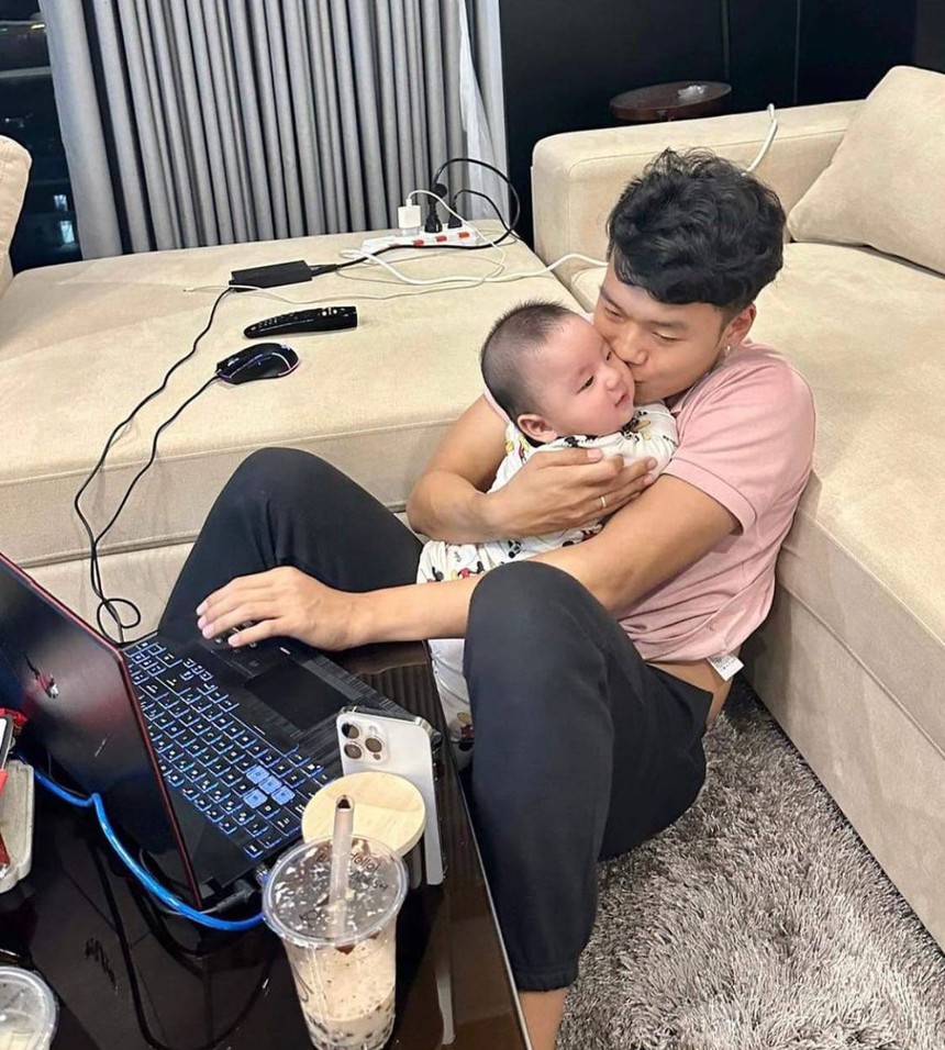 Khi hội cầu thủ 'bỉm sữa' chăm con: Đình Trọng, Thành Chung vừa bế con vừa chơi game - Ảnh 4.