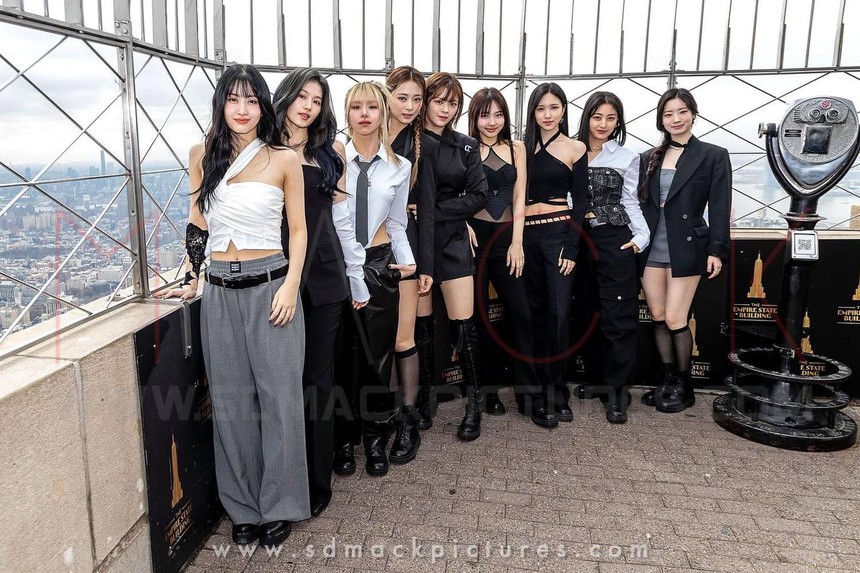 Thành tích nhạc số tụt dốc, TWICE giờ còn bị tố 'copy' đối thủ 1 thời BLACKPINK trong MV mới? - Ảnh 12. Thành tích nhạc số tụt dốc, TWICE giờ còn bị tố 'copy' đối thủ 1 thời BLACKPINK trong MV mới? - Ảnh 12.