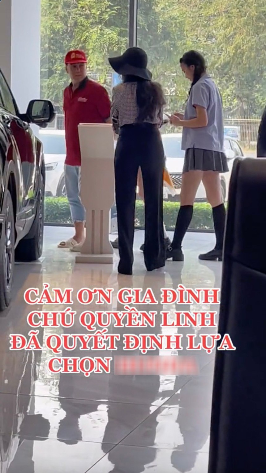 Những lần hiếm hoi lọt ống kính “team qua đường” của ái nữ nhà MC Quyền Linh: Nhan sắc cân mọi góc máy, đẹp bất chấp camera thường - Ảnh 1.