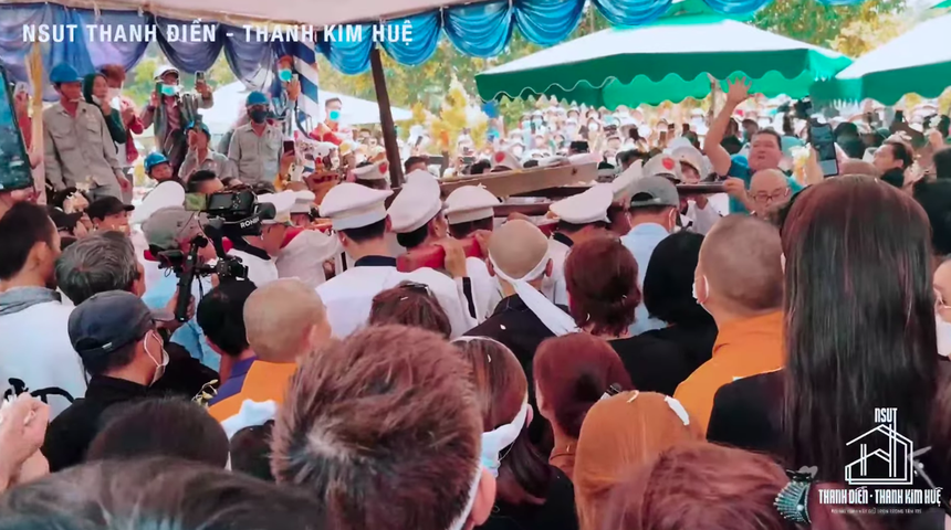 Phần mộ của một cố nghệ sĩ gãy mái, hư hỏng vì bị người dân giẫm đạp lúc đưa tang NSƯT Vũ Linh - Ảnh 2.