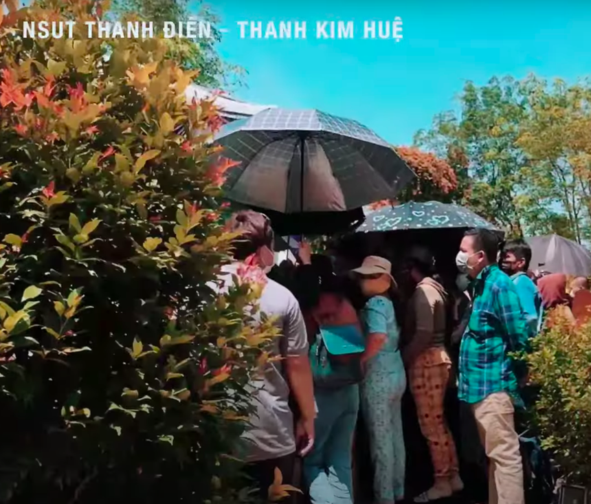 Phần mộ của một cố nghệ sĩ gãy mái, hư hỏng vì bị người dân giẫm đạp lúc đưa tang NSƯT Vũ Linh - Ảnh 4.