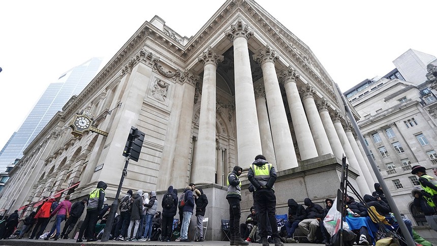 Không phải Rolex hay Patek Philippe, đồng hồ giá vài triệu đồng vẫn được "dân chơi" sừng sỏ để mắt: Bất chấp thời lạnh 3 độ, xếp hàng thâu đêm để mua - Ảnh 1.