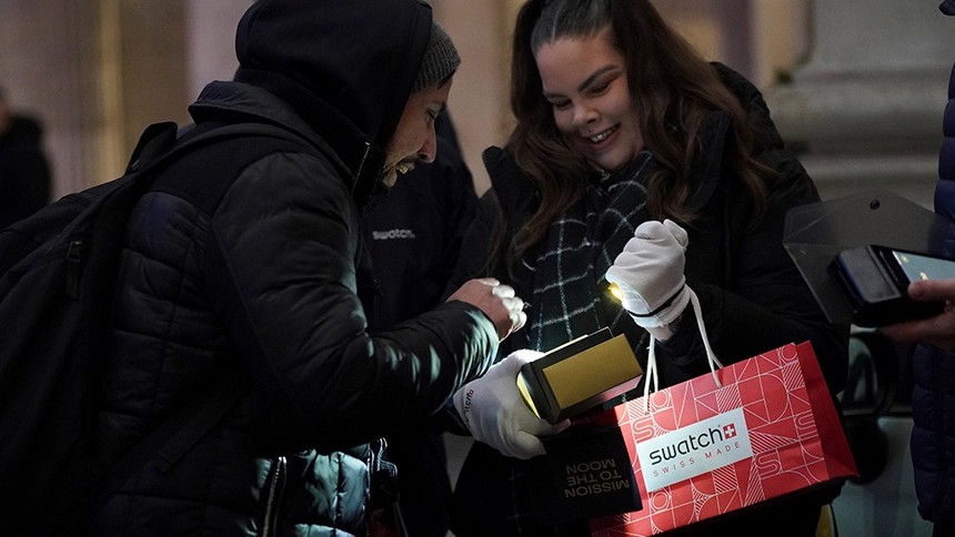 Không phải Rolex hay Patek Philippe, đồng hồ giá vài triệu đồng vẫn được "dân chơi" sừng sỏ để mắt: Bất chấp thời lạnh 3 độ, xếp hàng thâu đêm để mua - Ảnh 2.
