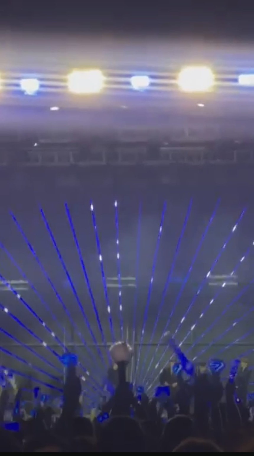 Tranh cãi YouTuber nổi tiếng mang lightstick BTS vào show Super Junior: Vô tình hay thiếu ý thức? - Ảnh 3. Tranh cãi YouTuber nổi tiếng mang lightstick BTS vào show Super Junior: Vô tình hay thiếu ý thức? - Ảnh 3.