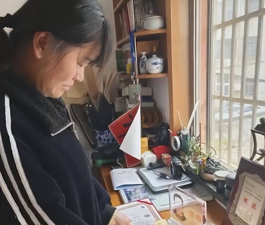 Thầy giáo 48 tuổi đột ngột qua đời, đám tang có hơn 1000 người xa lạ đến tham dự: Gia đình dọn di vật mới phát hiện bí mật chấn động bị chôn giấu 20 năm - Ảnh 3.