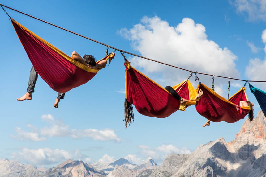 Thót tim với "trend" cheo leo giữa núi: Nằm đọc sách, ăn ngủ ở vực sâu hàng trăm mét, có duy nhất 1 dây an toàn - Ảnh 1. Thót tim với "trend" cheo leo giữa núi: Nằm đọc sách, ăn ngủ ở vực sâu hàng trăm mét, có duy nhất 1 dây an toàn - Ảnh 1.