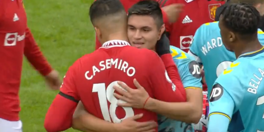 Casemiro được chính nạn nhân… động viên sau pha phạm lỗi dẫn đến thẻ đỏ - Ảnh 4. Casemiro được chính nạn nhân… động viên sau pha phạm lỗi dẫn đến thẻ đỏ - Ảnh 4.