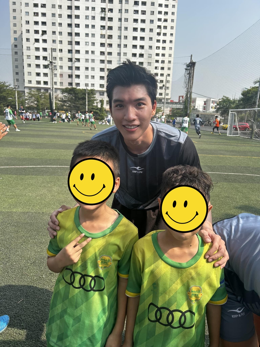 Bắt gặp HIEUTHUHAI trên sân bóng, visual thách thức camera thường khiến dân tình rần rần - Ảnh 3.