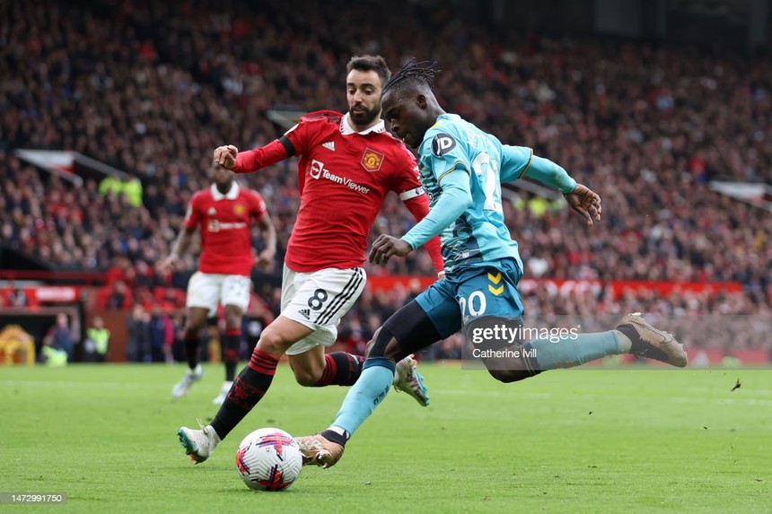 Casemiro lĩnh thẻ đỏ tai hại, Man United suýt 'ôm hận' bởi đội bóng cuối bảng - Ảnh 1.